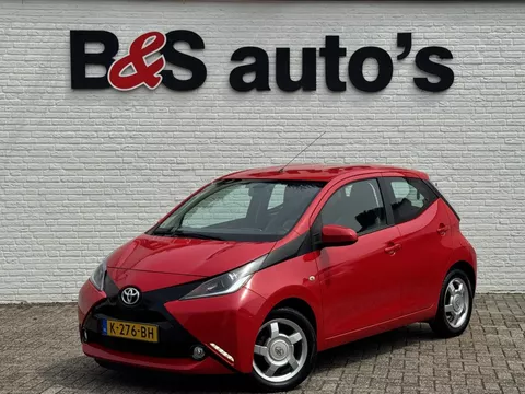 Toyota Aygo 1.0 VVT-i x-play Airco Achteruitrijcamera Multimedia Bluetooth 15" Lichtmetalen velgen